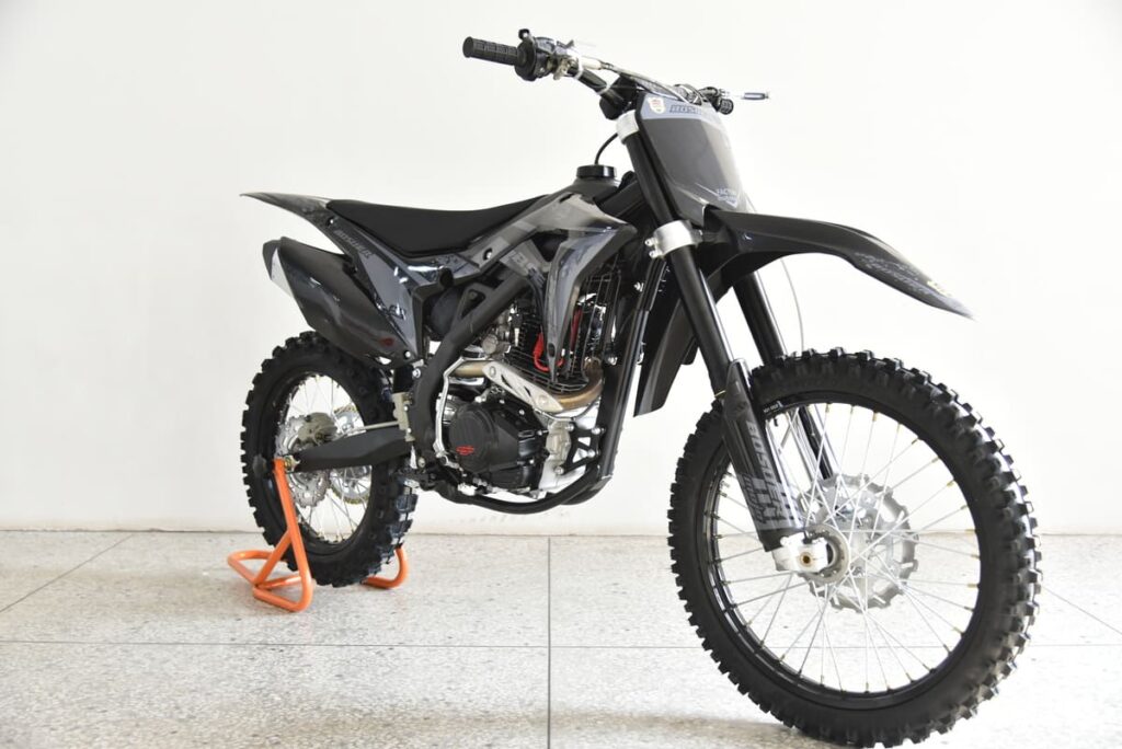 Ein Dirtbike mit 198 lbs (ca. 90 Kilogramm) Stützgewicht