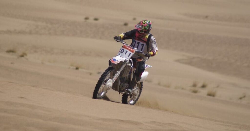 Motociclista de cross en tierra desértica de EE. UU.